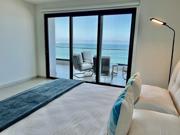 Recámara principal de Altomare 803 con vista al mar